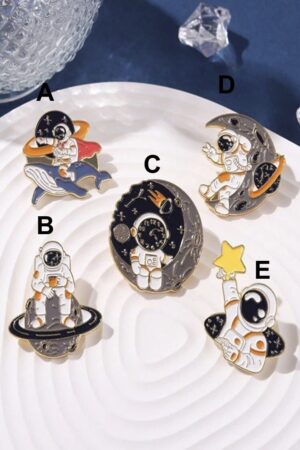 oie_JZl1hixVffMr Brooch